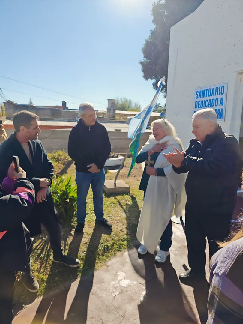 Autoridades en el Santuario a Pancho Sierra