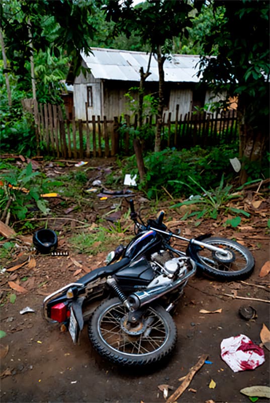 Yaxuri Zolórzano motocicleta